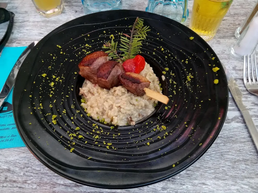 Risotto Aux Cèpes Et Sauce Foie Gras Avec Sa Mini Brochette de Magret de Canard
